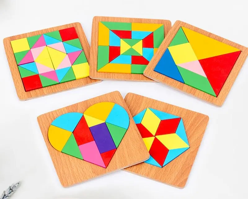Puzzle Tangram en bois avec pièces multicolores disposées en carré
