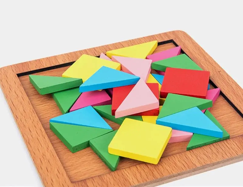 Ensemble de pièces Tangram multicolores prêtes à être assemblées