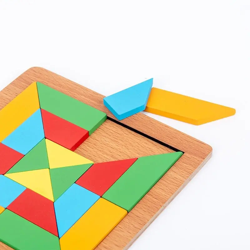 Vue rapprochée de pièces Tangram en bois sur fond blanc
