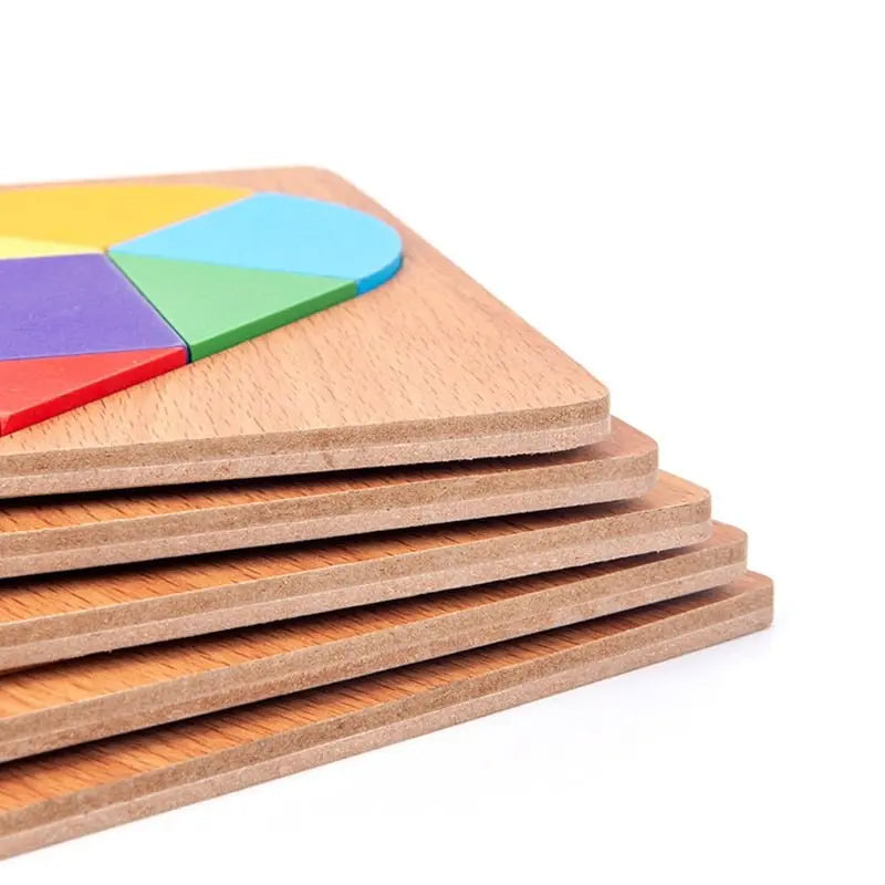 Tableau en bois avec pièces Tangram colorées partiellement assemblées