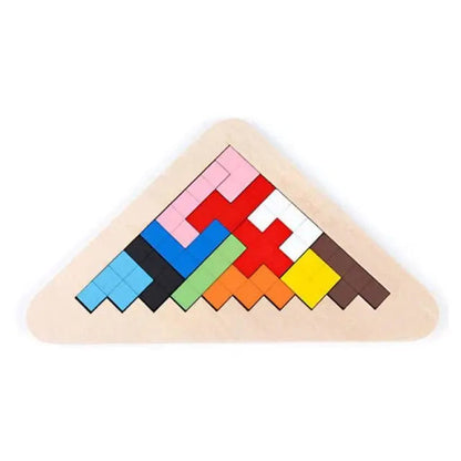 Ensemble de pièces Tangram colorées sur fond en bois