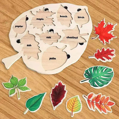 Enfant jouant avec un puzzle de feuilles en bois