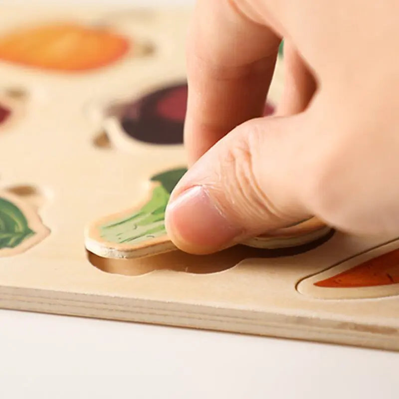 Enfant jouant avec un puzzle de légumes en bois