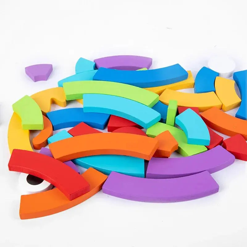 Enfant jouant avec un puzzle 3D en bois multicolore