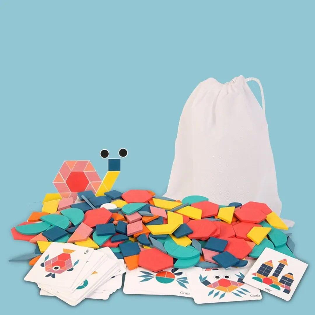 Pièces de puzzle géométriques en bois sur une table