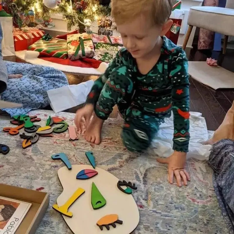 Enfants assemblant un puzzle en bois avec des expressions faciales