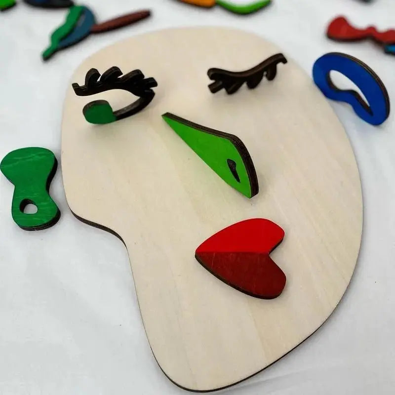 Ensemble complet de pièces de puzzle en bois sur une table