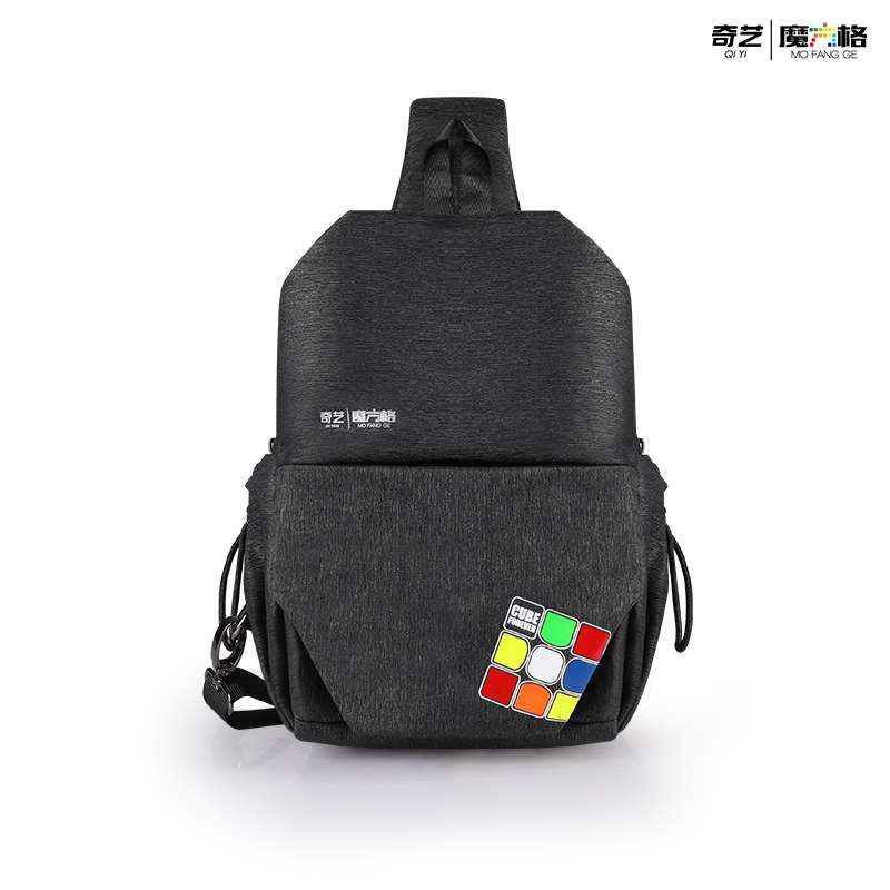 Sac à dos mono-brettelle posé sur une surface grise