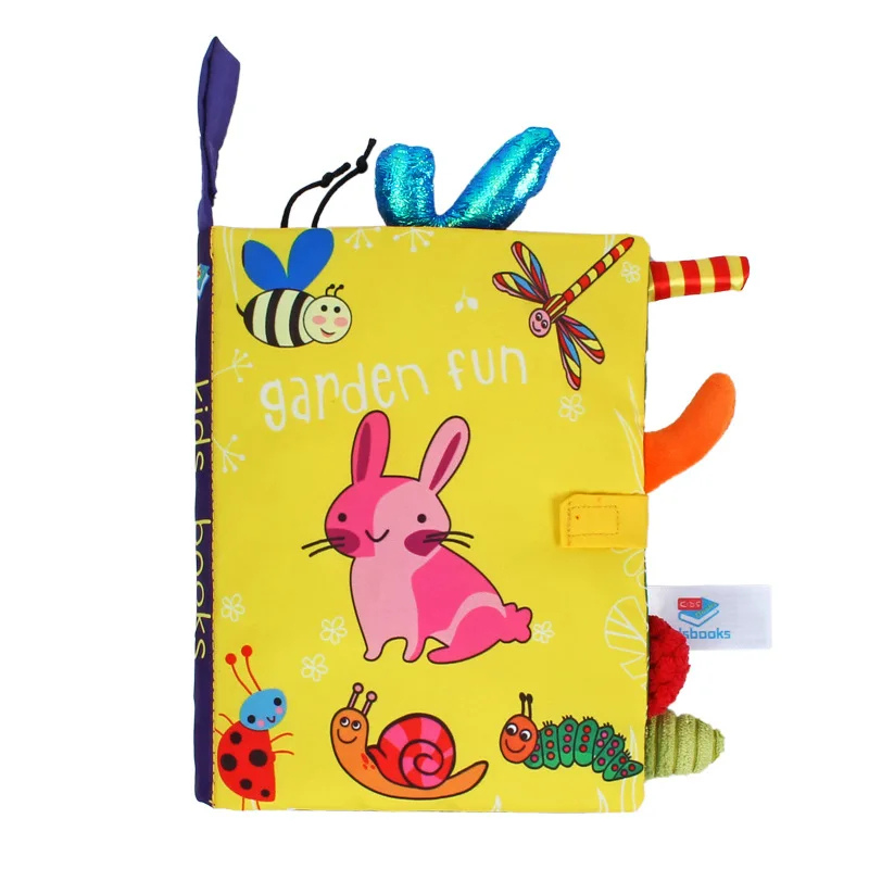 Lapin en tissu doux sur une page interactive