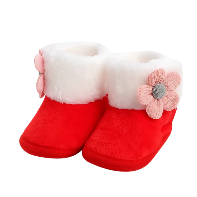 Chaussures bébé moelleuses couleur rouge en gros plan
