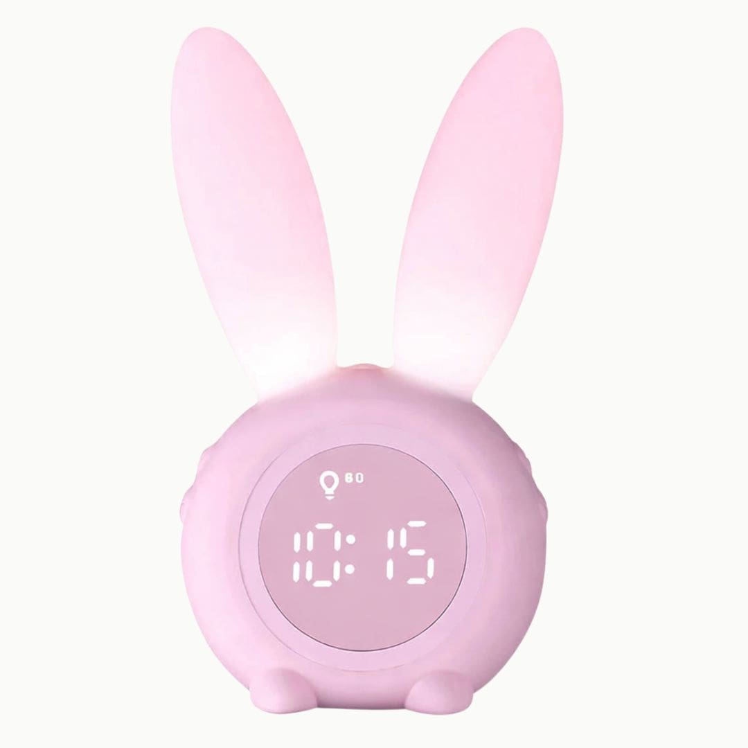 Réveil lapin LED posé sur une table en bois clair