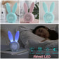 Gros plan sur les oreilles lumineuses du réveil lapin