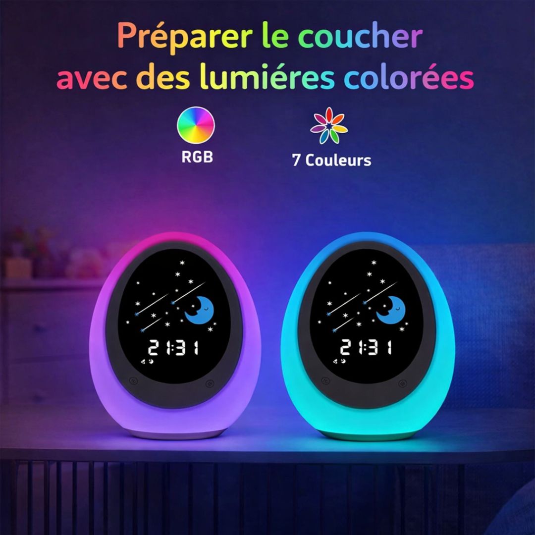 Réveil veilleuse enfant en silicone sur une table de nuit