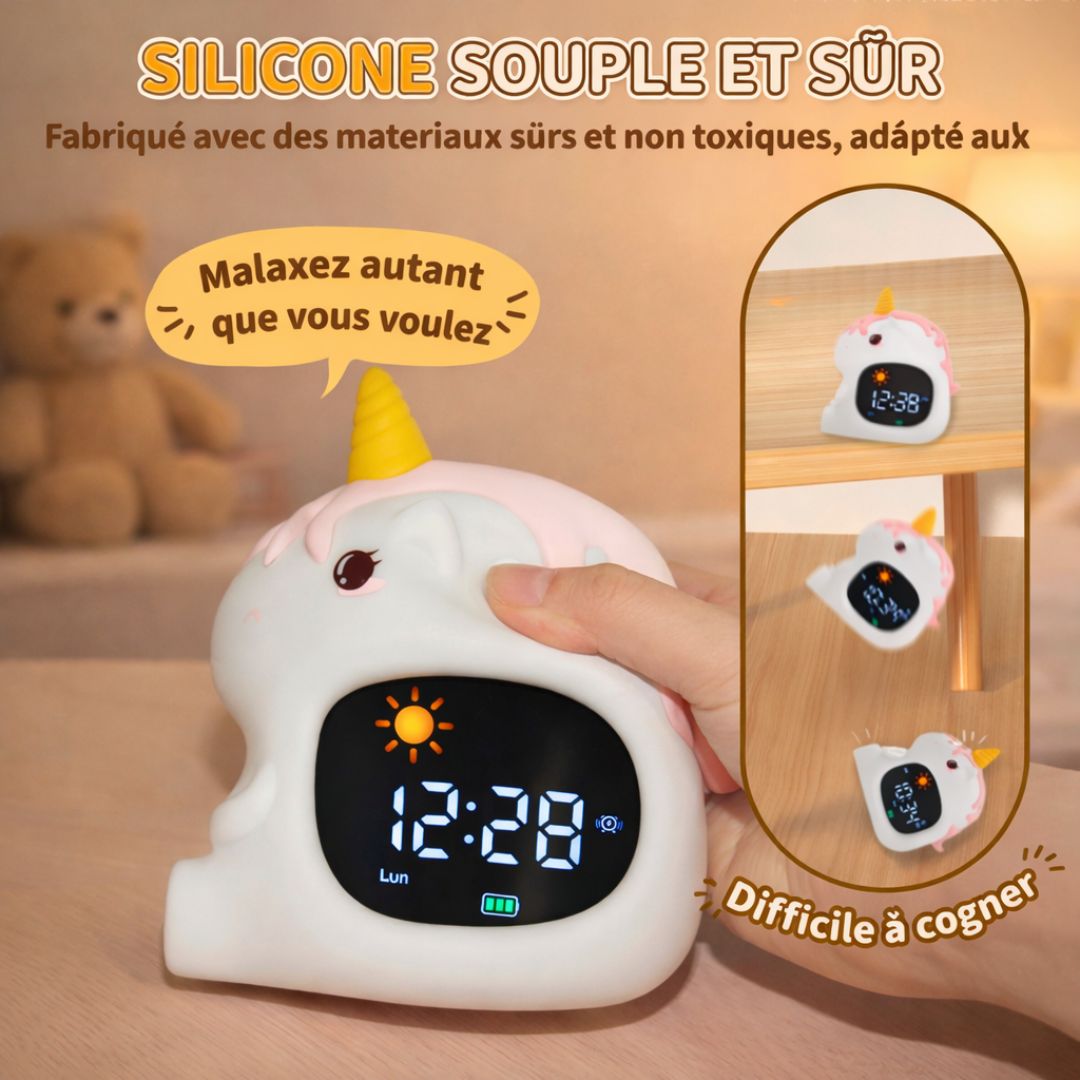Réveil licorne posé sur une table, ambiance de nuit