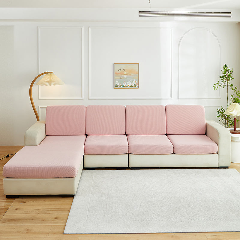 Housse rose installée sur un canapé, vue d'ensemble