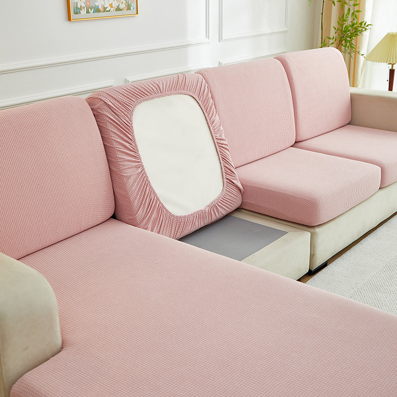 Vue latérale de la housse rose, ajustée sur un coussin