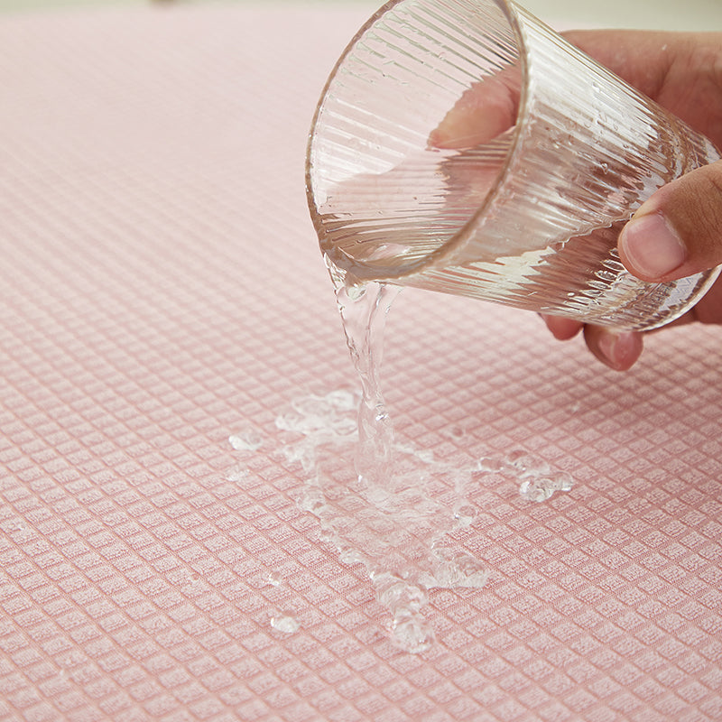 Housse rose en jacquard, démonstration de protection déperlante