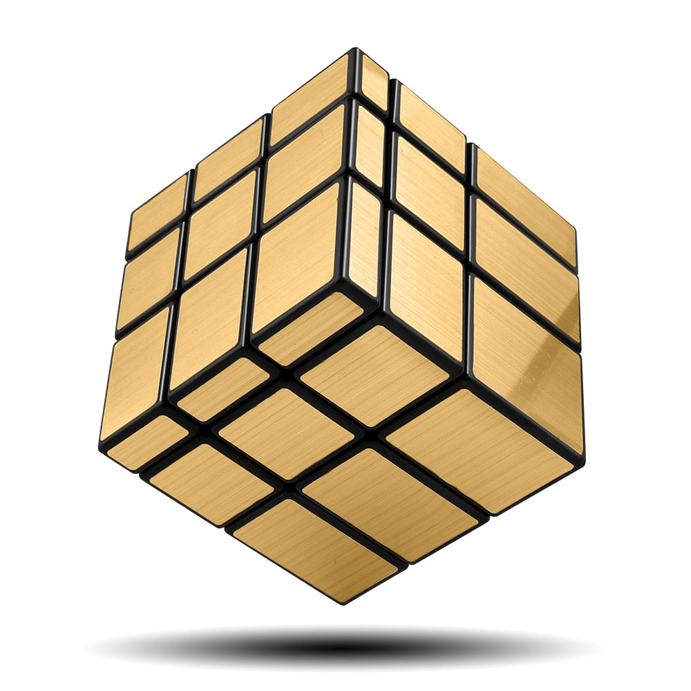 Gros plan sur un cube miroir doré, surface réfléchissante