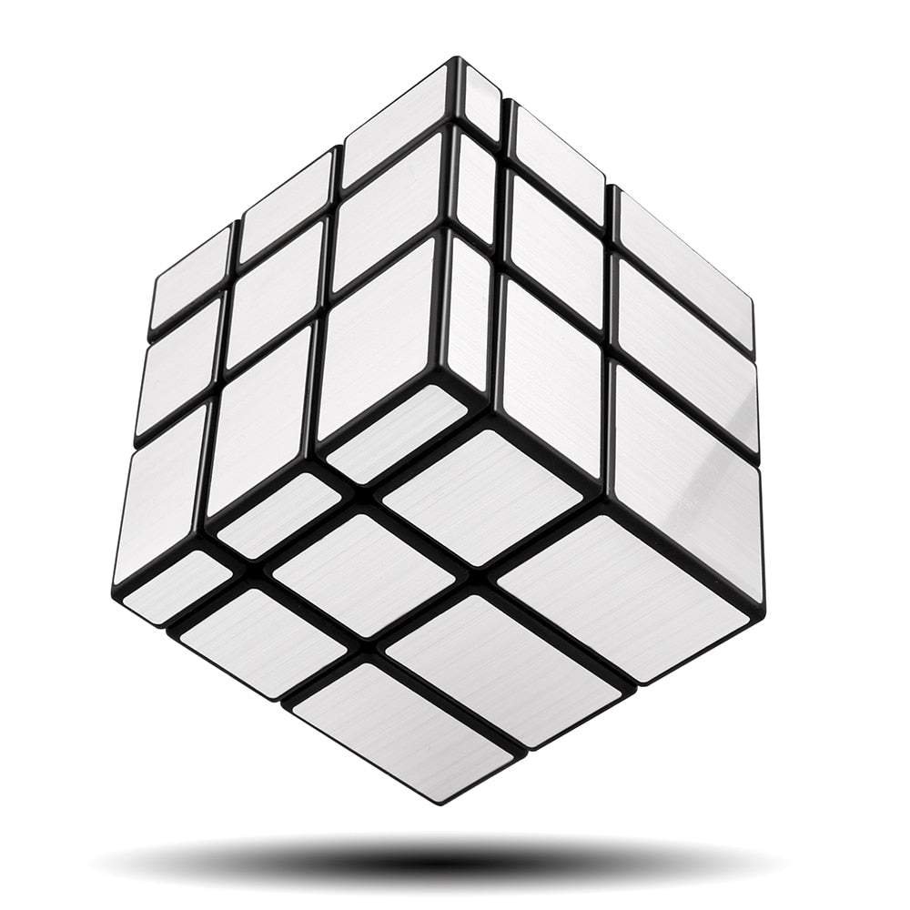 Cube miroir doré avec formes irrégulières en perspective