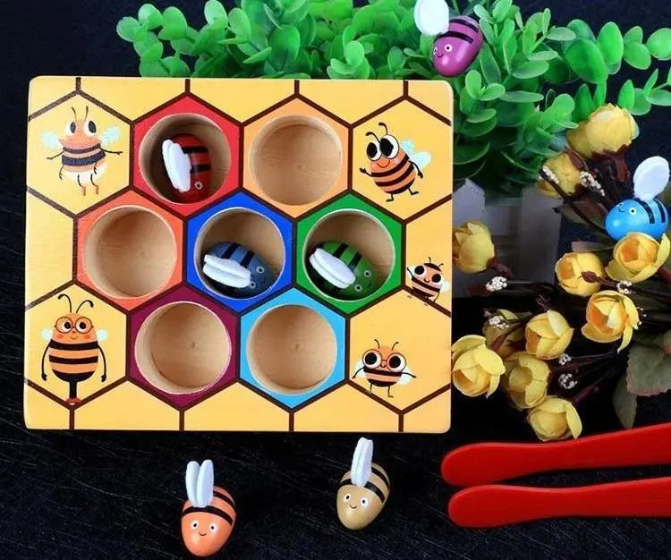 Enfant jouant avec le jeu d'abeilles en bois
