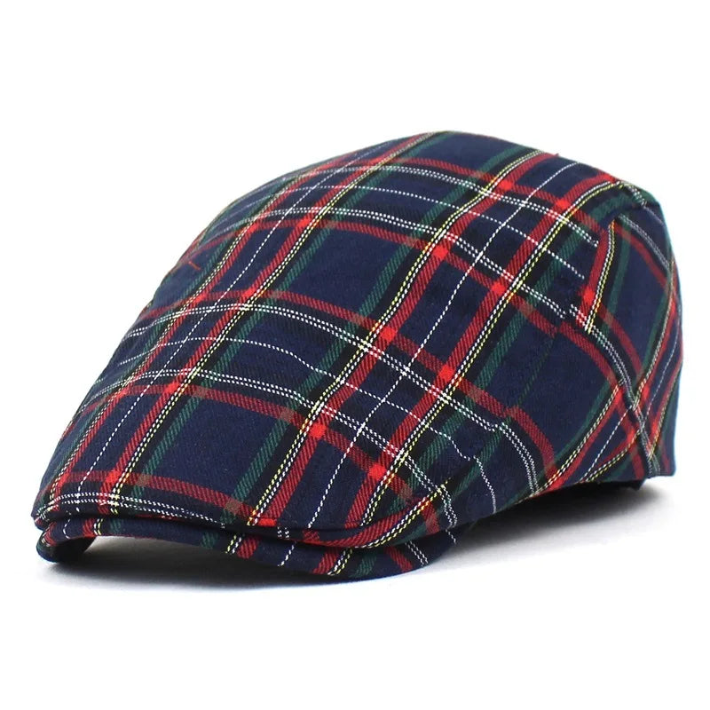 Béret rouge vif sur fond blanc, ombre légère visible