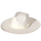 Chapeau en coton coloré, porté par un mannequin