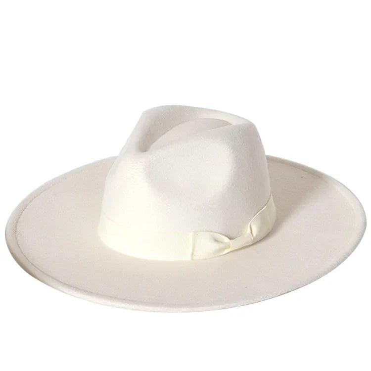 Chapeau en coton coloré, porté par un mannequin
