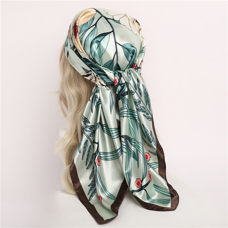 Foulard carré vert clair, texture lisse et motifs