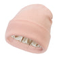 Homme portant un bonnet en satin, vue de profil