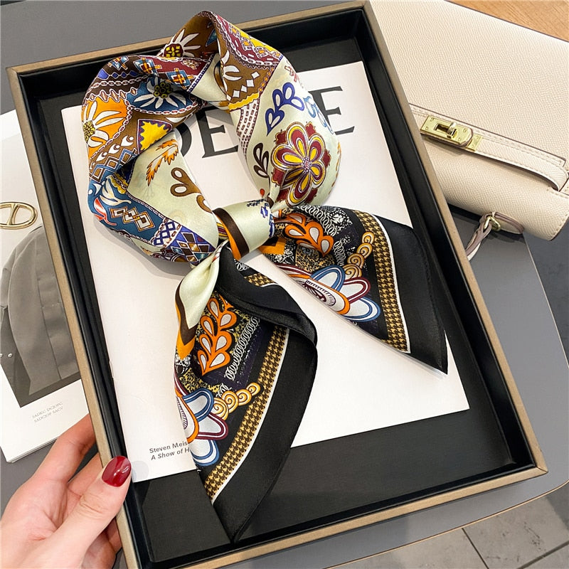 Foulard en soie posé à plat, révélant l'impression artistique