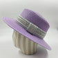 Chapeau de paille avec ruban bleu, posé sur une chaise