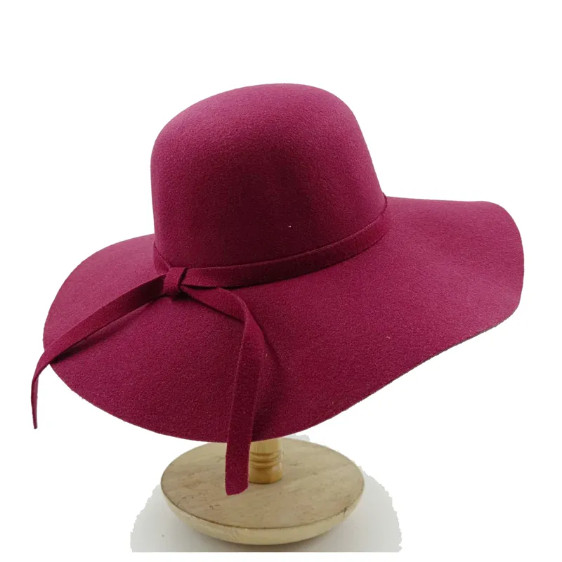 Chapeau Fedora femme avec bord incurvé et finition soignée