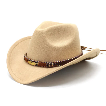 Chapeau cowboy posé sur une surface en bois clair