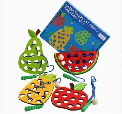 Ensemble de jouets de laçage en bois sur une table