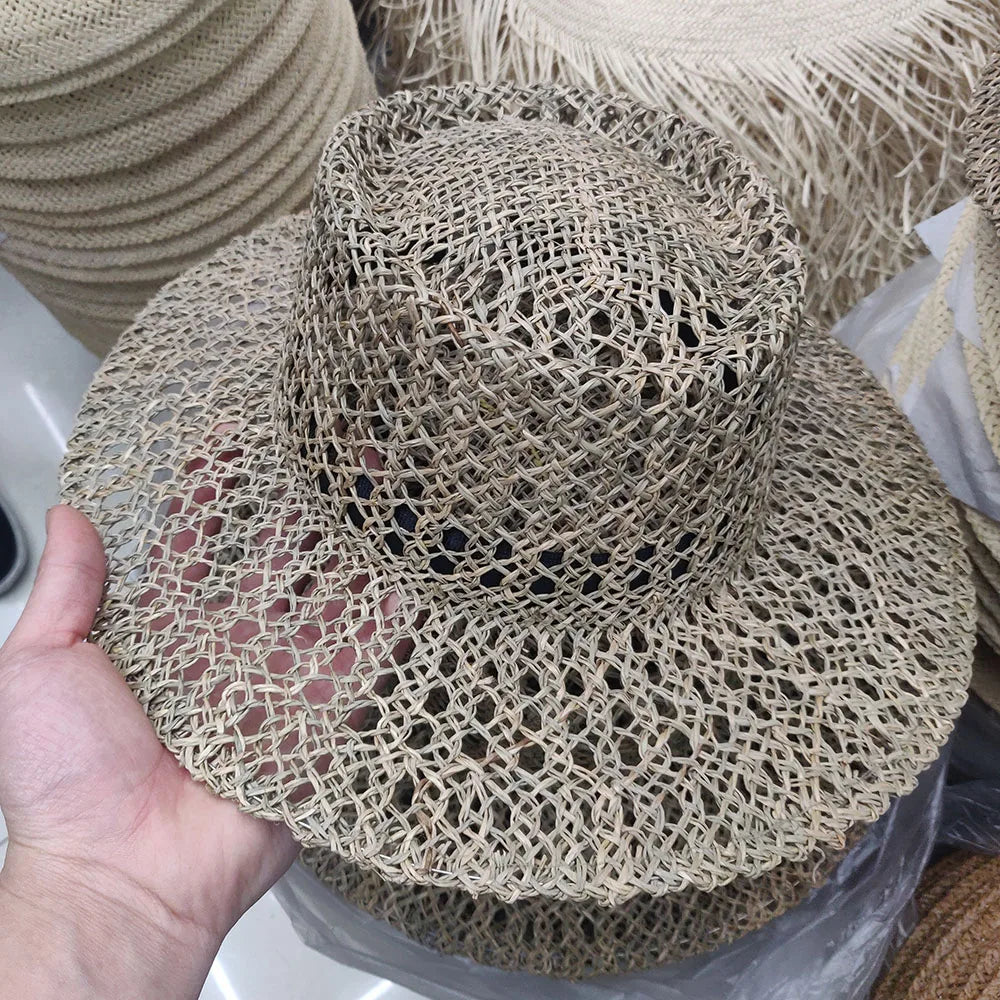 Chapeau de paille porté par une personne en extérieur