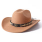 Vue frontale d'un chapeau cowboy marron sur fond neutre