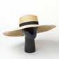 Chapeau de paille ajustable posé sur une table