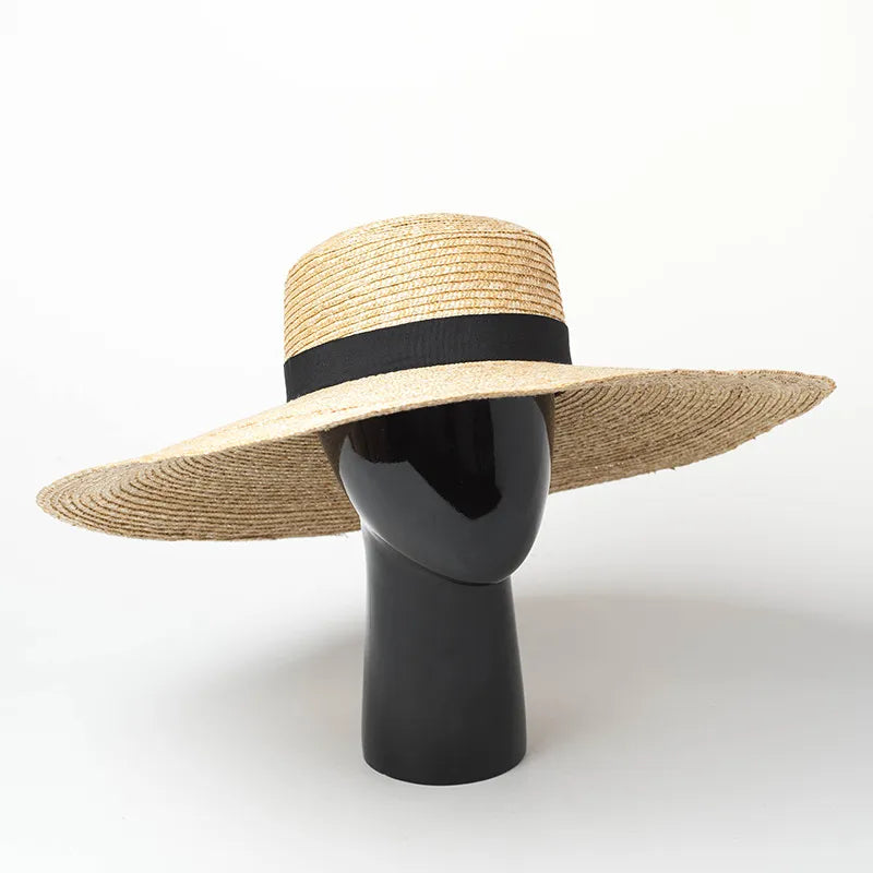 Chapeau de paille ajustable posé sur une table