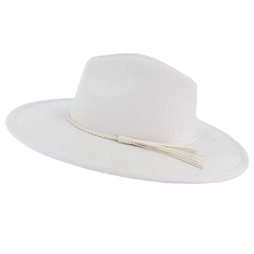 Chapeau en feutre gris avec détails de couture visibles