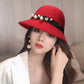 Vue de profil d'un chapeau cloche élégant sur mannequin