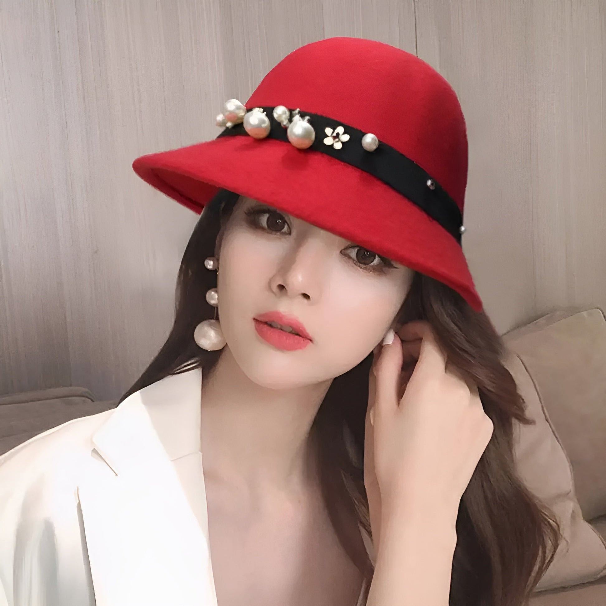 Vue de profil d'un chapeau cloche élégant sur mannequin
