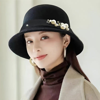 Chapeau cloche porté avec une tenue moderne et élégante
