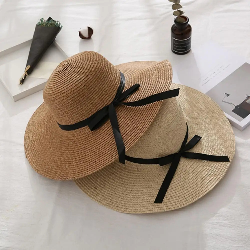 Chapeau de paille sur une étagère, entouré de plantes vertes