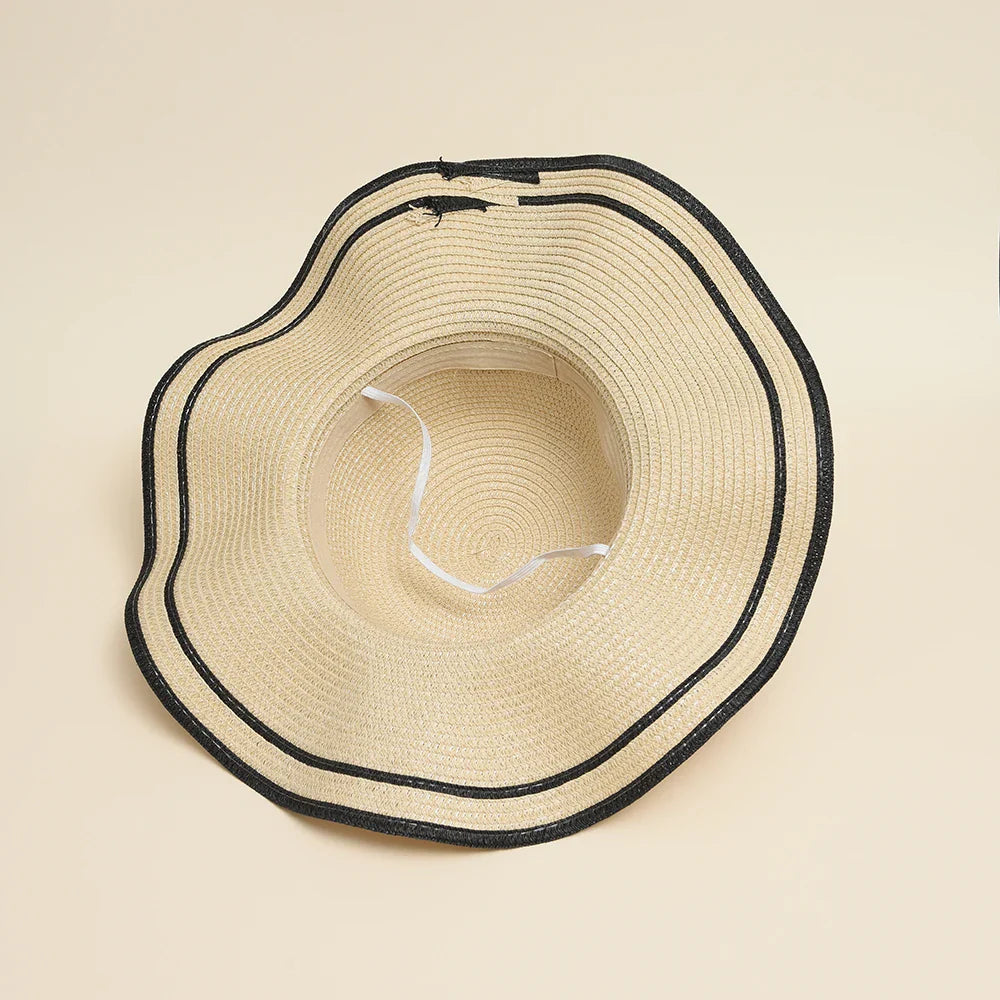 Chapeau de paille posé sur une table en bois