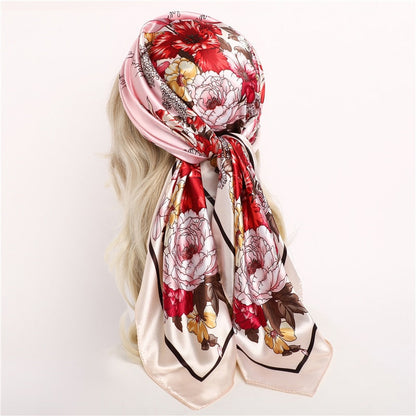 Foulard carré rouge, idéal pour accessoiriser les cheveux