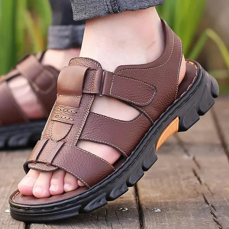 Vue latérale de sandales avec fermeture Velcro ajustable