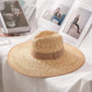 Détail du bord du chapeau de paille, ombre projetée