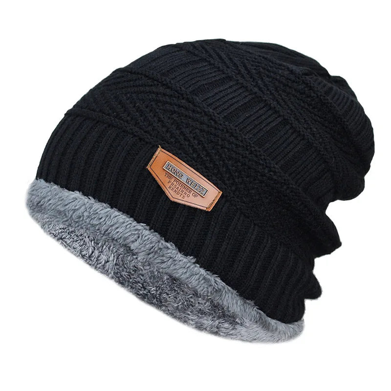 Détail du patch en cuir cousu sur le bonnet