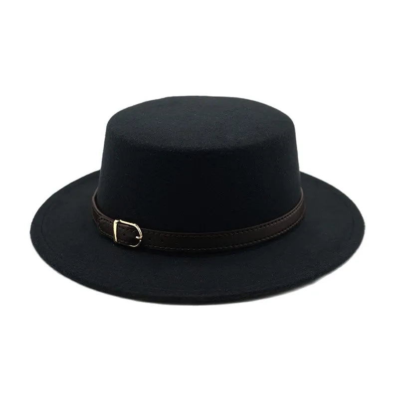 Homme en costume portant un Fedora noir lors d'un événement