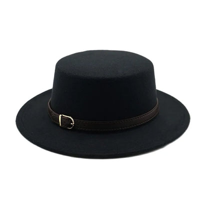 Homme en costume portant un Fedora noir lors d'un événement